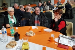 2018 14 Déc. 10° A Parmi les tables Denis bien entouré de Marie-Claude et Nicole_200933