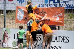 Chateaurenard 24.06.2018. Le 16 Tango accroche sa banderole avec l'aide de St-Girons_DD31204